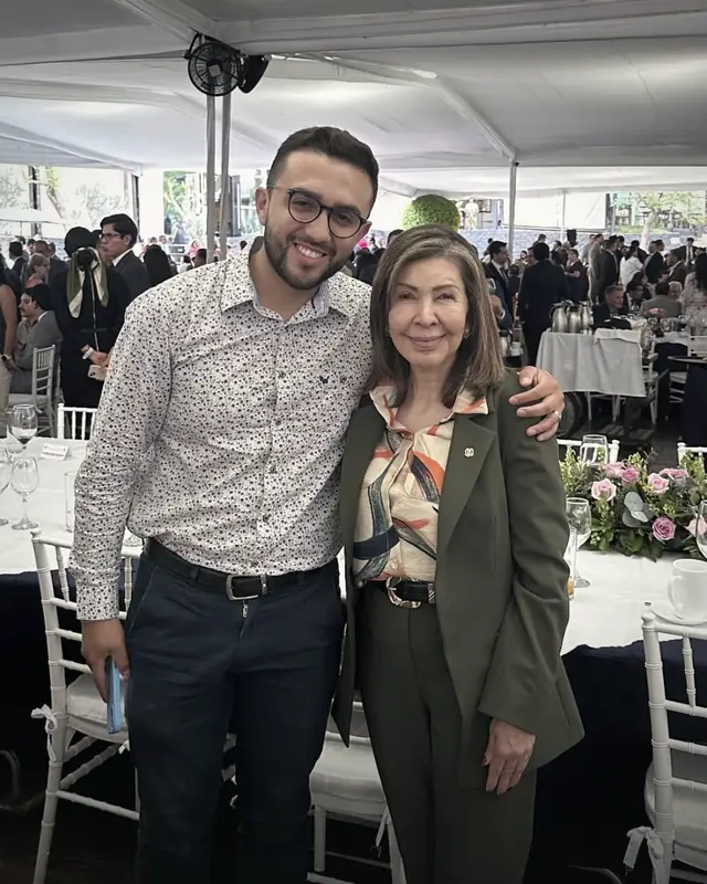Roberto Patiño Miranda con la Dra. Sonia Venegas